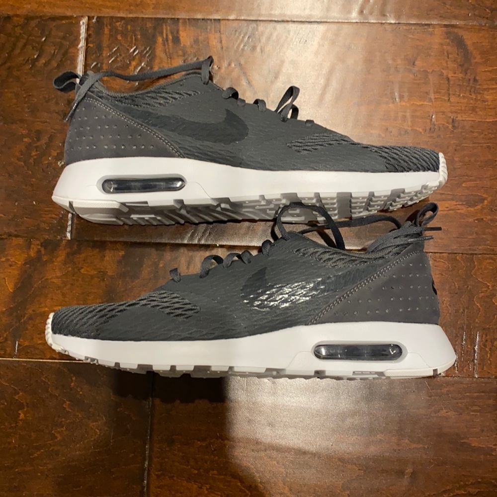 Men’s gray nike sneakers never worn us size 10.5